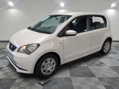la photo d'une petite voiture blanche garée dans un garage