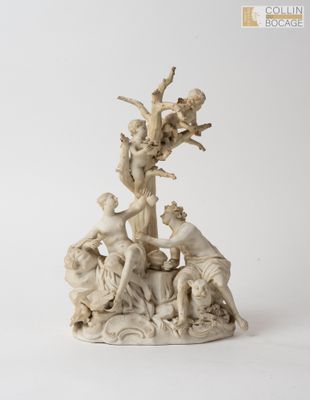 une image représentant une statue d'un groupe de personnes sur un rocher