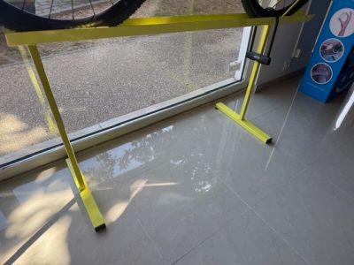 un vélo posé sur une béquille devant une fenêtre