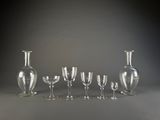 un ensemble de verres à vin et un vase posés sur une table