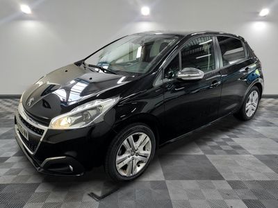 la voiture noire est garée dans le garage sur le sol en damier