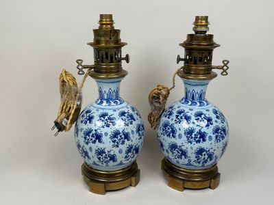 une paire de vases bleus et blancs surmontés d'oiseaux