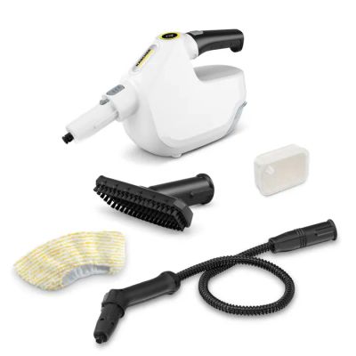 un gros plan d'un aspirateur et d'un kit de nettoyage sur fond blanc