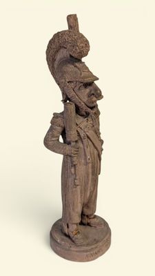 statue d'un homme portant un chapeau et tenant une canne