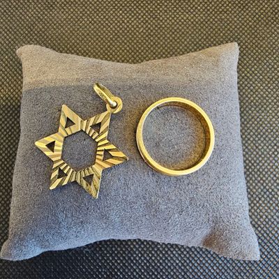 une bague en or et une autre bague en or posées sur un oreiller