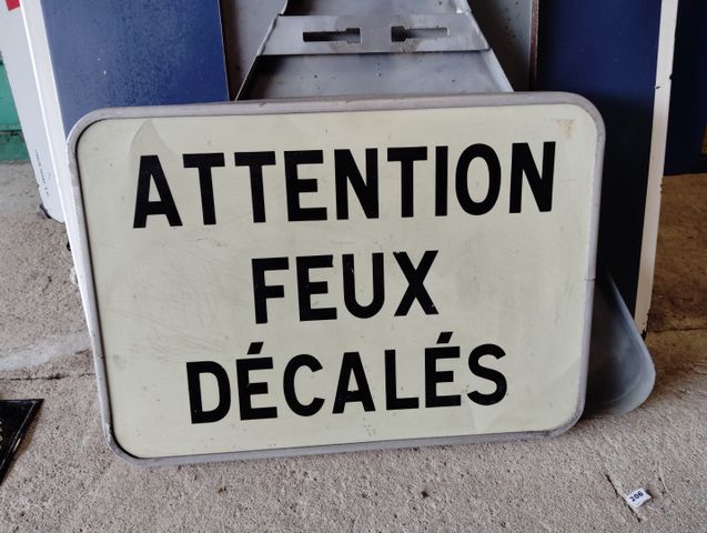 Panneau de signalisation : ATTENTION FEUX DÉCALÉS. Inscription au...