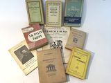 un grand nombre de livres posés sur une table