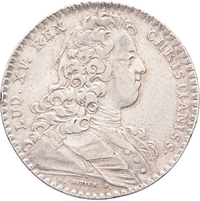 gros plan d'une pièce de monnaie sur fond blanc