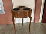 une petite table en bois sur laquelle se trouvent deux tasses