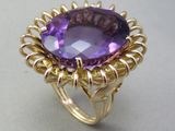 Gros plan sur une bague contenant une pierre violette