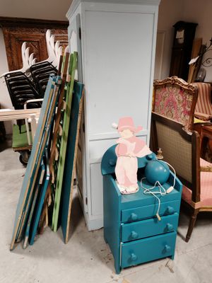 une commode bleue et une chaise bleue dans une pièce