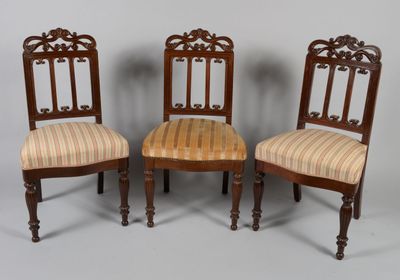 trois chaises avec des assises rembourrées à rayures et un piètement en bois