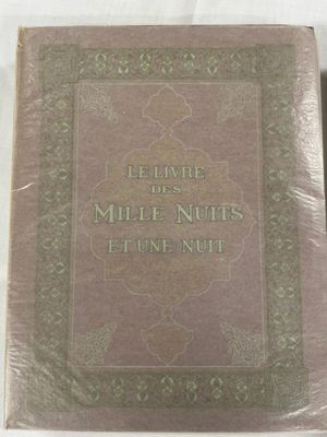 un vieux livre posé sur une table, à côté d'un stylo