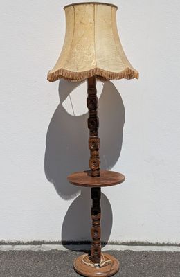 une lampe posée sur une table à côté d'un mur