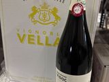 une bouteille de vin posée sur une boîte
