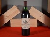 une bouteille de vin posée sur une table