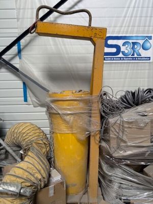 un gros tas d'objets divers dans un entrepôt
