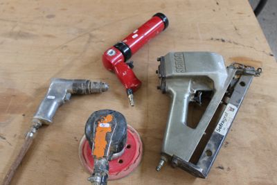 un grand nombre d'outils posés sur une table