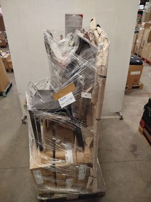une pile de cartons sur un chariot dans un entrepôt