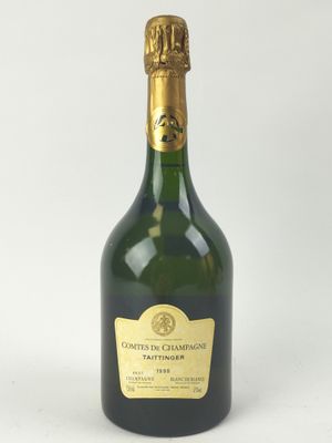 une image d'une bouteille de champagne sur fond blanc