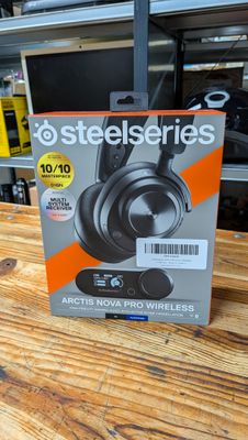 une boîte contenant des écouteurs SteelSeries posée sur une table en bois