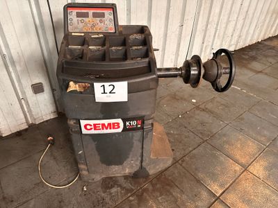 une machine posée sur le sol à côté d'un mur