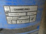 un gros plan d'un tambour bleu portant l'étiquette « Game Pro »