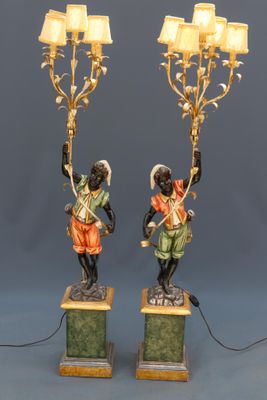 paire de figurines anciennes en bronze et marbre représentant deux hommes tenant des lampes
