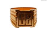 une image représentant une bague en or sur laquelle figure la lettre h