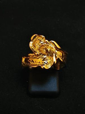 une image d'un anneau d'or sur une surface noire