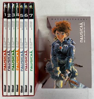 une boîte de livres sur laquelle figure l'image d'une femme
