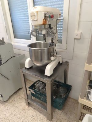 une photo d'une cuisine avec un mixeur posé sur une table