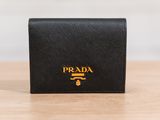 Portefeuille Prada en cuir noir avec logo doré