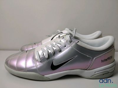 un gros plan sur une paire de chaussures posée sur une table