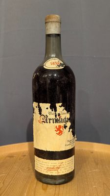 une bouteille de vin posée sur une table en bois