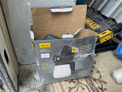 une boîte posée par terre à côté de quelques outils