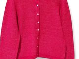 un cardigan rose boutonné sur le devant