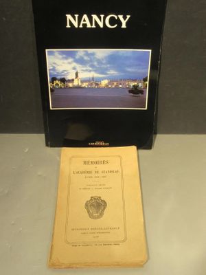 un vieux livre posé sur une table à côté d'un livre