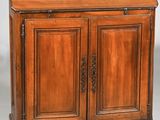 une vieille armoire en bois à deux portes, surmontée d'un tiroir