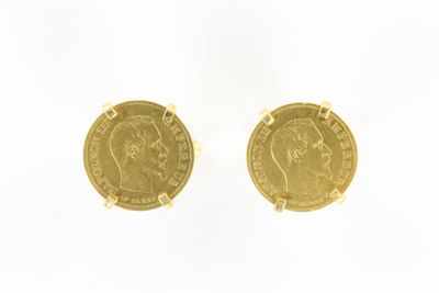 deux pièces d'or posées sur une surface blanche, sur fond blanc