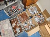 de nombreuses boîtes contenant des objets divers posées sur une table