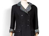 veste en tweed noir sur un mannequin de vitrine, avec un col multicolore