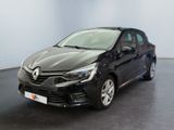 La voiture noire est garée dans une grande pièce au sol noir.
