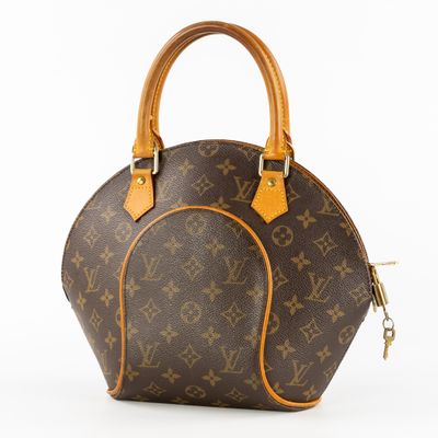 un sac à main Louis Vuitton sur fond blanc