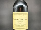 une bouteille de vin posée sur une table