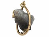 un oiseau perché sur un anneau, sur fond blanc