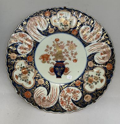 une assiette bleue et blanche ornée d'un motif floral