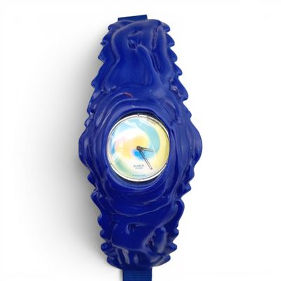 une montre bleue avec un cadran jaune sur fond blanc