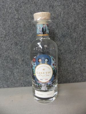une bouteille de gin posée sur un comptoir, munie d'un bouchon en liège