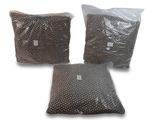 trois sacs de nourriture empilés les uns sur les autres sur une surface blanche